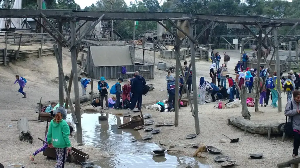 panning gold in Victoria 